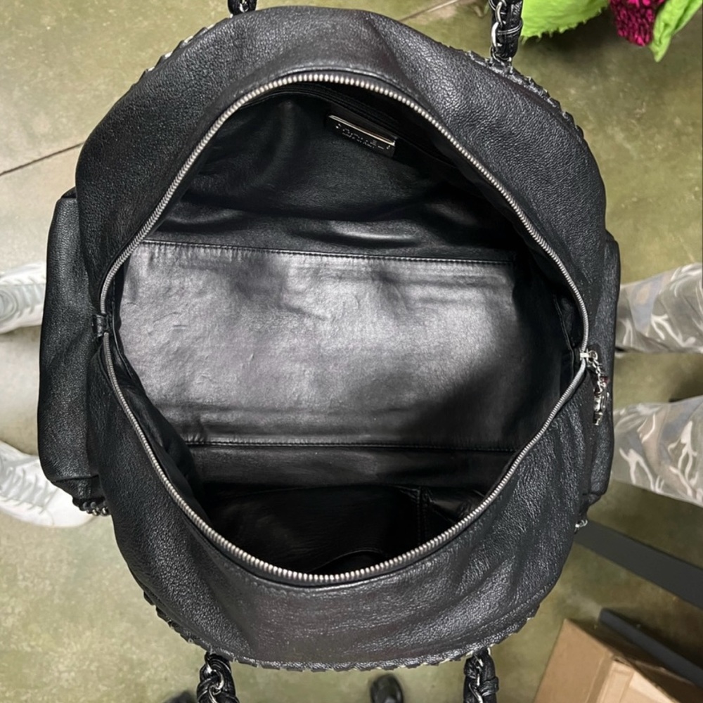 CHANEL Black Leather Shoulder Bag - Picture 5 of 13